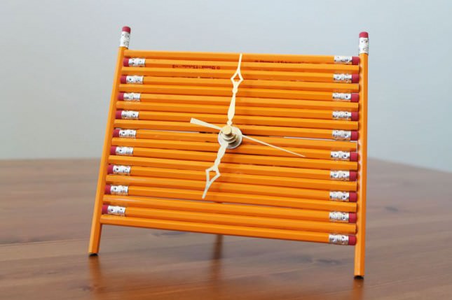 Для улучшения внешнего вида будильник можно оформить цветными или одноцветными карандашами